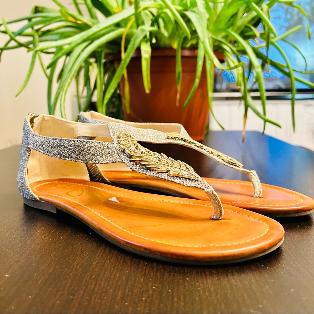 Jessica Simpson Kalie Silver & Gold Thong Sandals | Size 6.5